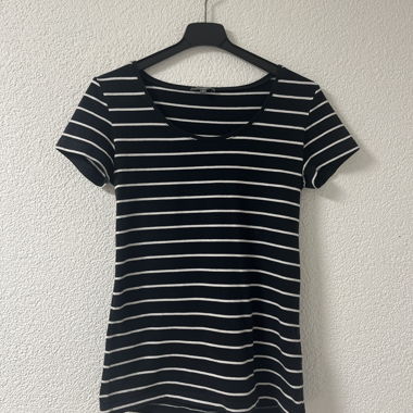 SCHWARZ-WEISS GESTREIFTES T-SHIRT