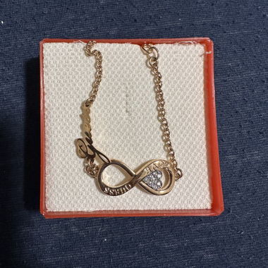 Goldfarbenes Infinity-Armband mit Herz
