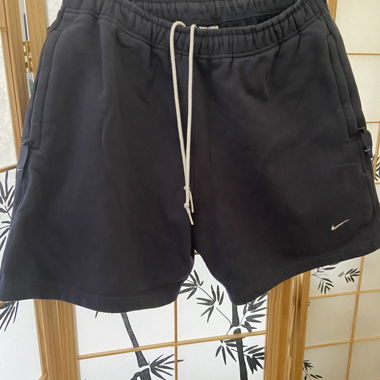 Blaue Nike-Shorts