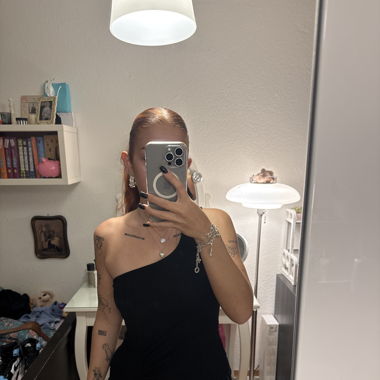 Kurzes schwarzes Kleid (elastisch)