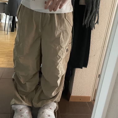 Pantalone parachute cargo beige ampio