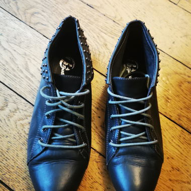 Dunkelgraue Lederschuhe