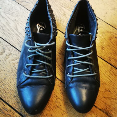 Dunkelgraue Lederschuhe