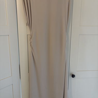 Beige Midi-Kleid mit Drapierung