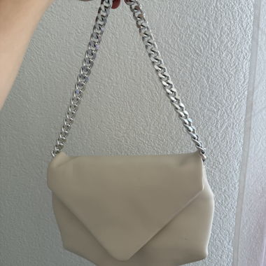 Borsa beige a tracolla catena