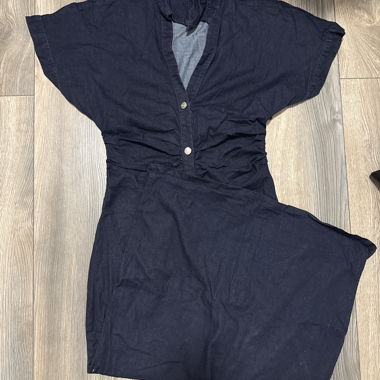 Dunkelblaues Hemdkleid mit hohem Kragen