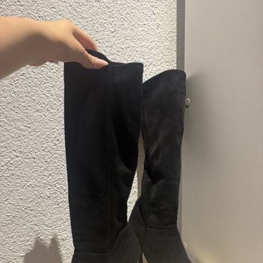 Elegante schwarze High Heel-Stiefel