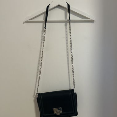 2 shoulder bags