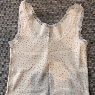 Top in pizzo con motivo floreale