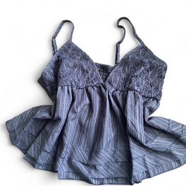 Top blu senza maniche in pizzo