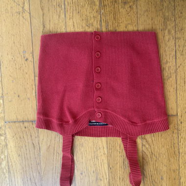 Top rosso senza maniche