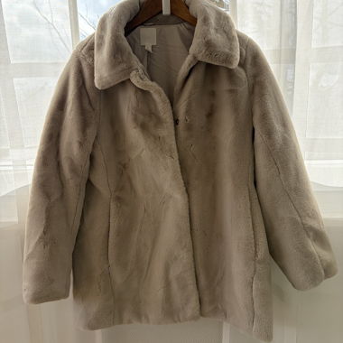 Fur jacket with snap button