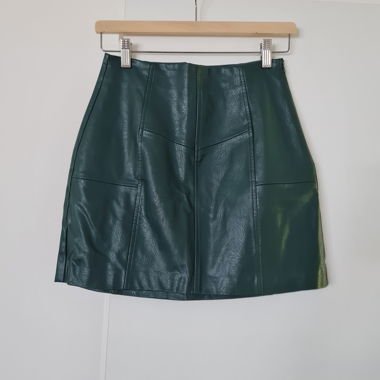 Minigonna in ecopelle verde scuro