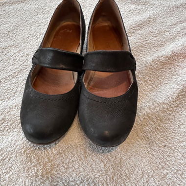 Ballerine nere in pelle del marchio Jana