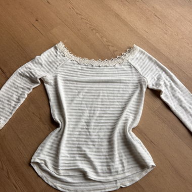 Top in pizzo con spalle scoperte
