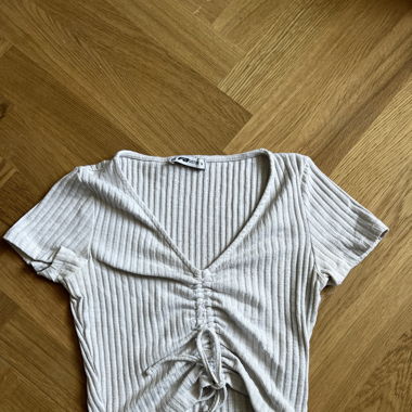 Weisses T-Shirt mit ausschnitt