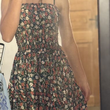 Vestito a fiori con taglio svasato davanti e lungo dietro 