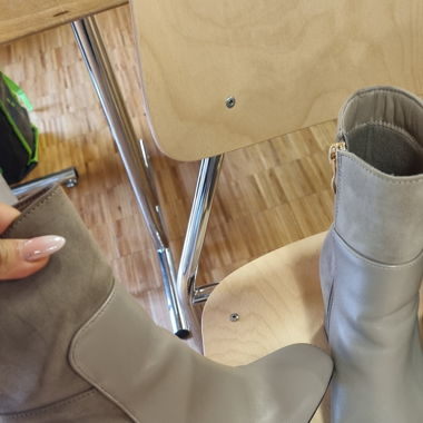 Bottines beige à talons hauts