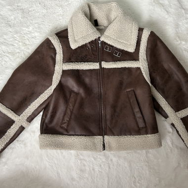Braune Kunstlederjacke mit Teddybärfutter