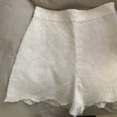 Weisse shorts mit strickmustet