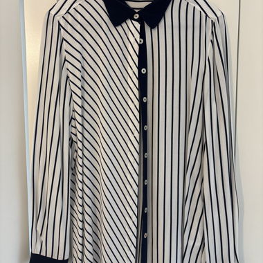 weiss-blau gestreifte Bluse