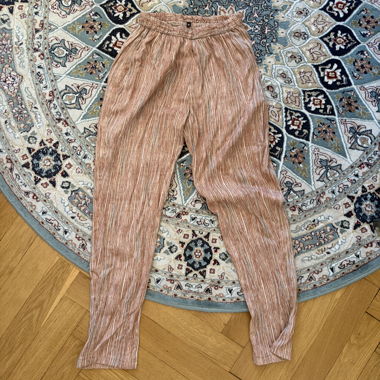 Gestreifte, fließende Hose