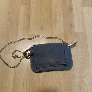 Sac bandoulière gris avec chaîne