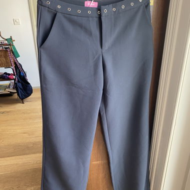 Pantalon sombre avec bande à œillets