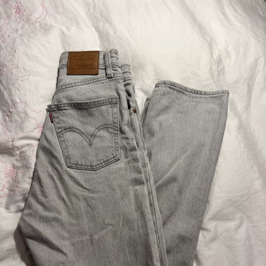 Graue Levi’s Jeans