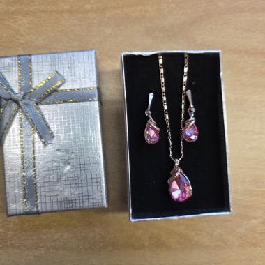 Set di gioielli con gocce rosa