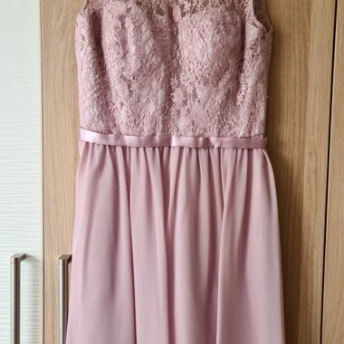 Robe en dentelle rose avec paillettes