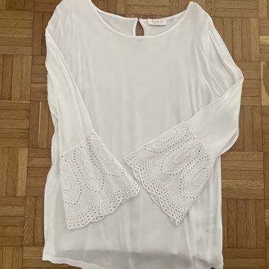 Chemisier blanc à manches en dentelle
