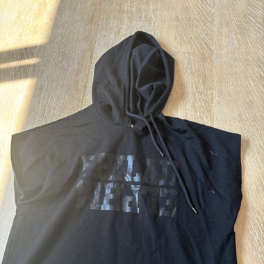 Schwarzes T-Shirt mit Kapuze 