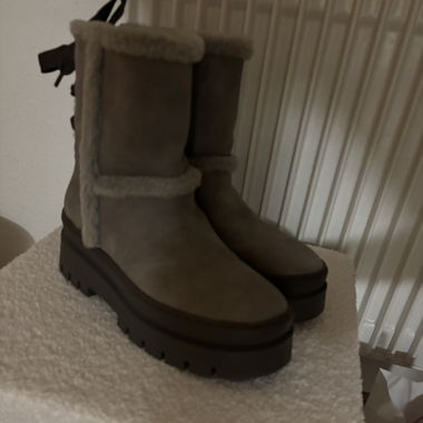 Stiefel Grau 