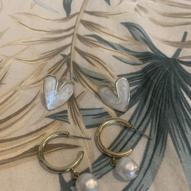 deux paires de boucles d'oreilles Bijouterie