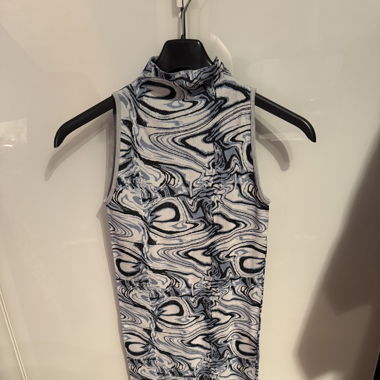 Ärmelloses Midikleid mit hohem Kragen