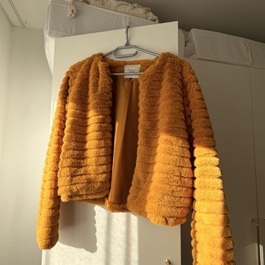 Veste en fourrure jaune