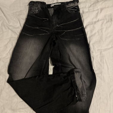 Schwarze Bershka-Jeans