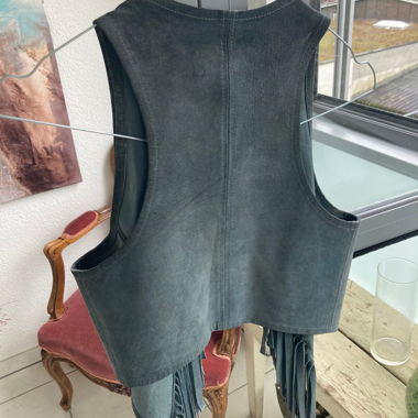 Gilet en daim gris avec franges