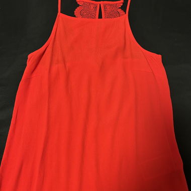 Blusa rossa con bello scollo sulla schiena
