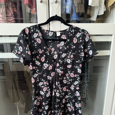 Sommerkleid schwarz mit Blumen
