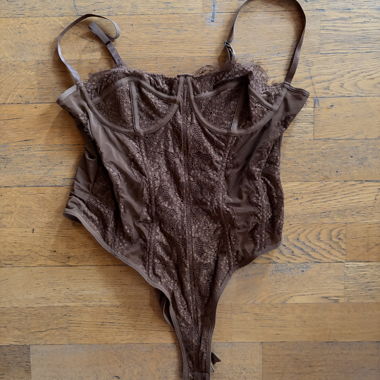 Body in pizzo marrone