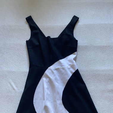 Robe noire et blanche 