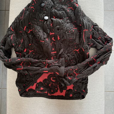 Cardigan court pour femme en maille noire avec bas rouge contrastant