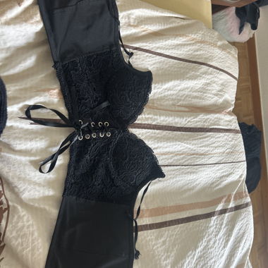 Haut noir en dentelle 