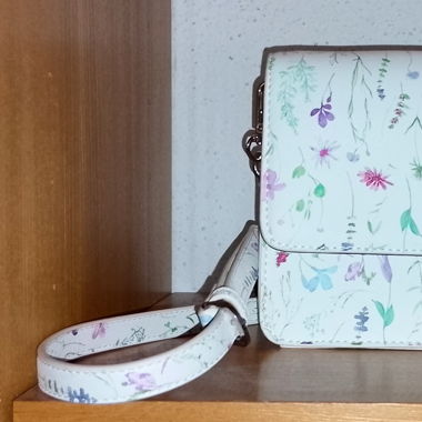 Blumige Tasche mit zwei Gurte 