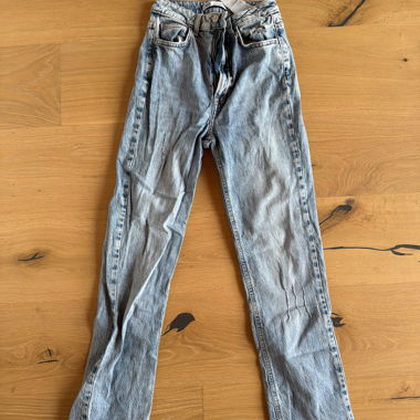 Jeans Zara avec ourlet effiloché