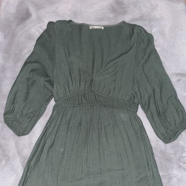 Kurzes grünes Kleid