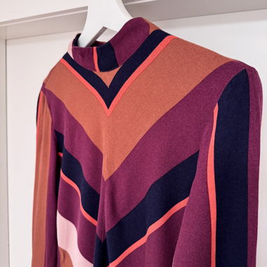 Blusa Object con righe grafiche – colletto strutturato
