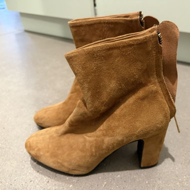 Sehr hübsche Wildlederstiefeletten Made in Italy